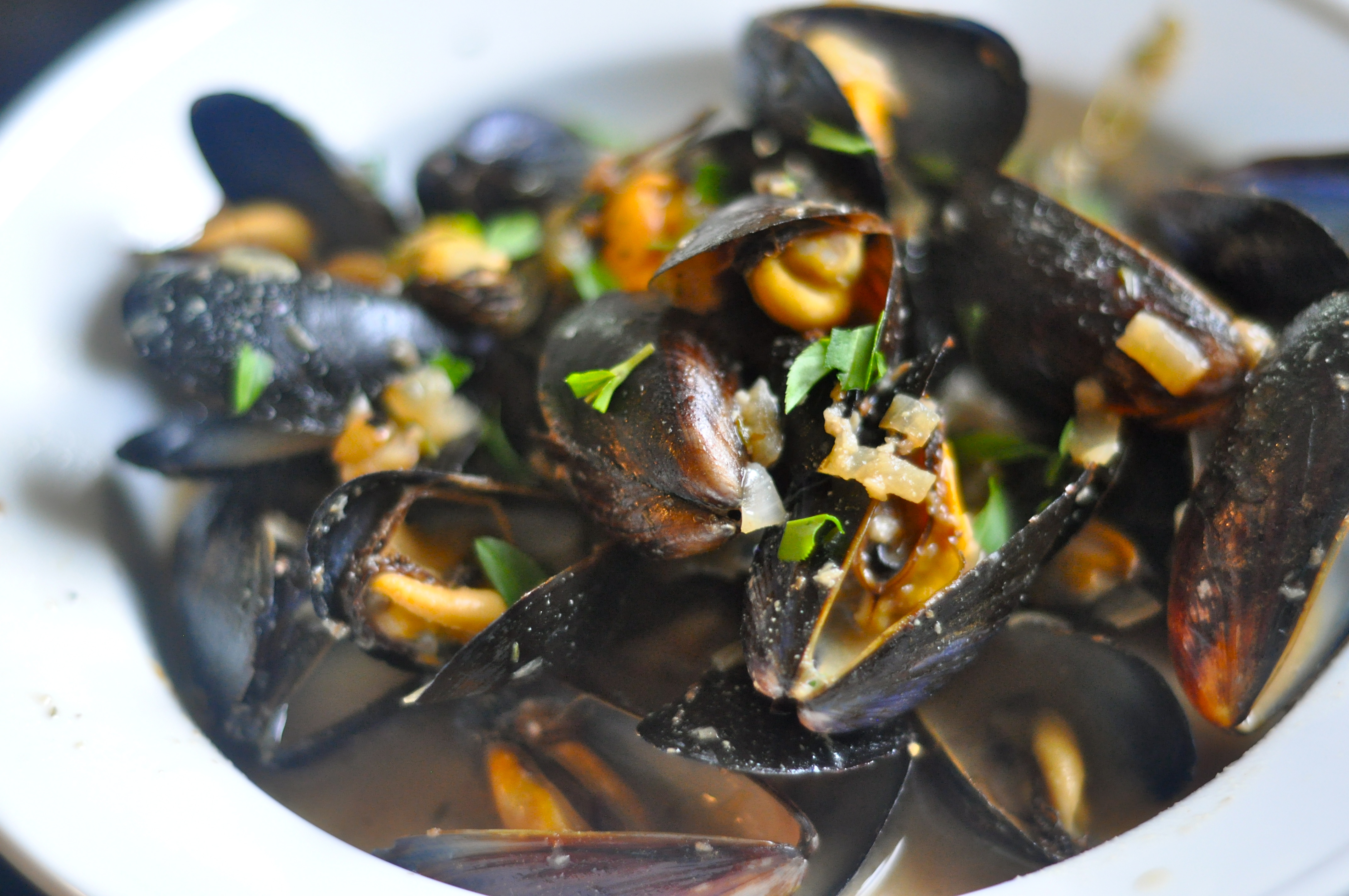 Football Season – Mediterranean Mussels Steamed in Pale Ale with Teardrop Tomatoes & Andouille Sausage